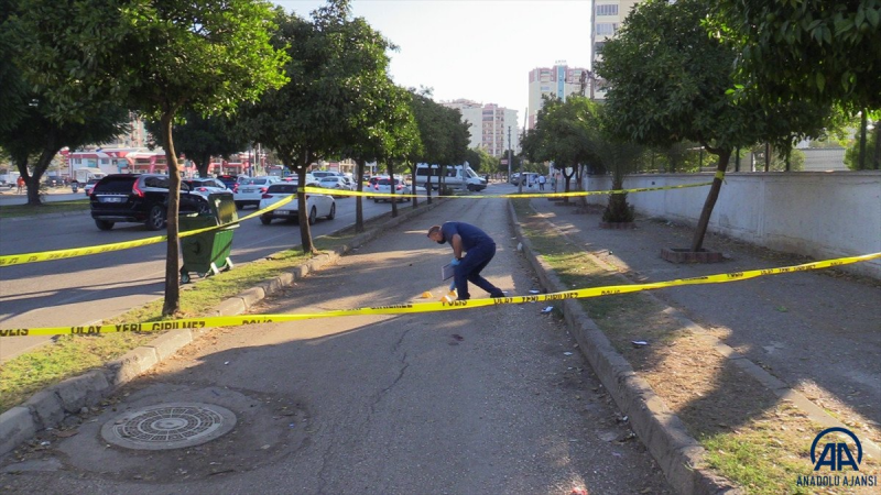 Adana'da işine gitmek için yürüyen kadın eski eşinin silahlı saldırısına uğradı